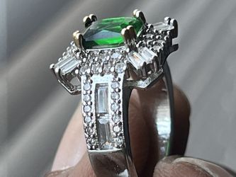 🎅🏾 8.5-9size Women’s Ring Emerald Style Cut Stone 200$