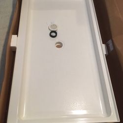 SWAN White Veritek Shower Base Single Threshold with center drain