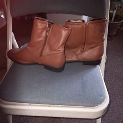 Womans Boots Good Condition Size 8$6.00