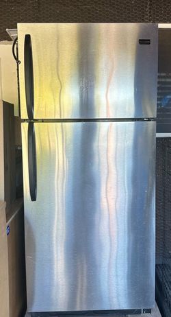 Refrigerator Frigidaire with icemaker