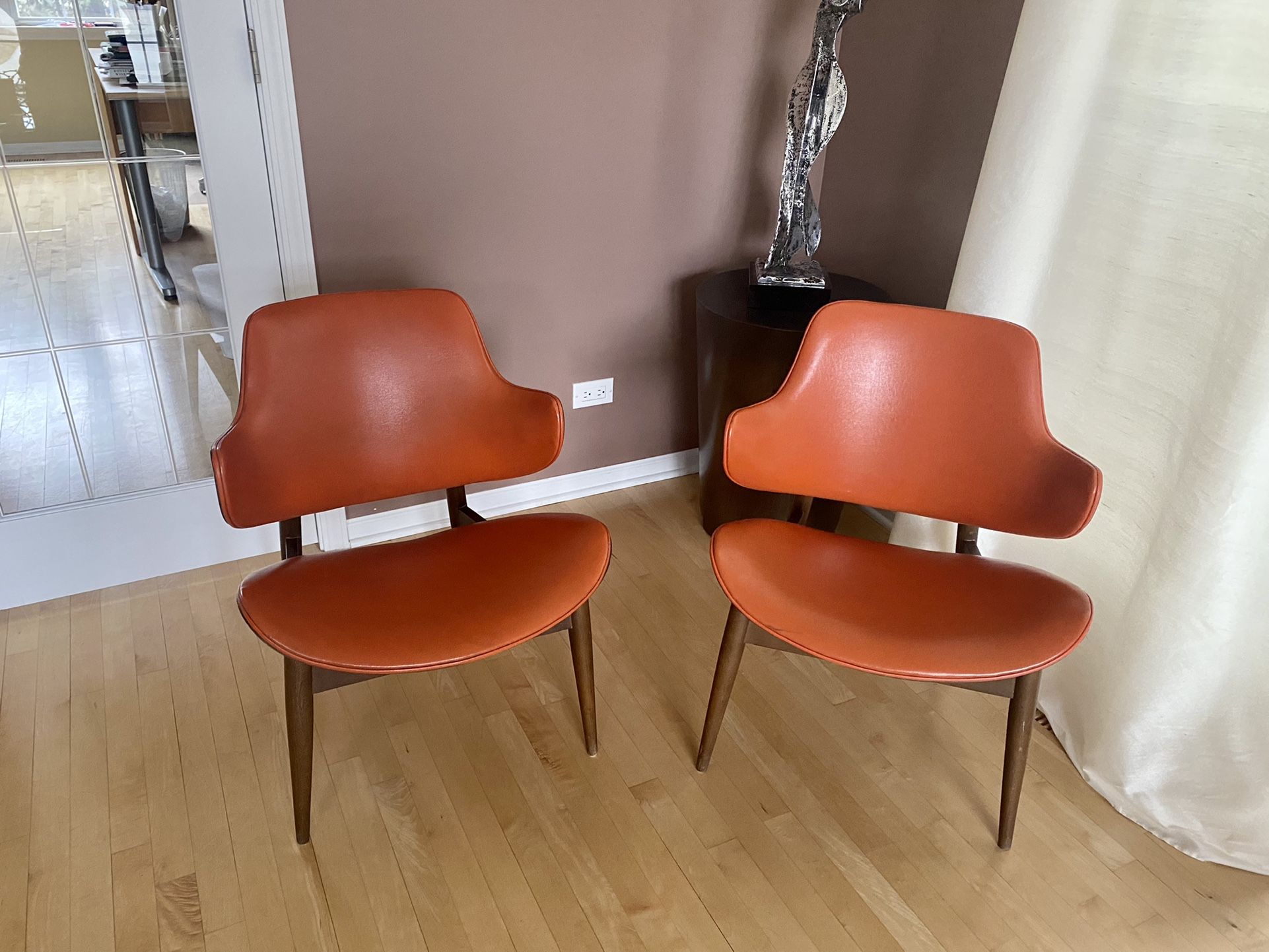Pair Of Vintage 1950s MCM Kodawood Clam Shell Chairs