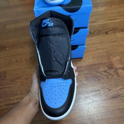 Air Jordan 1 Retro High OG Sizes 9, 9.5, 10