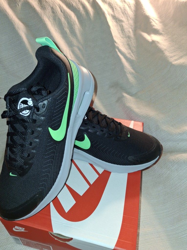 Nike Air Max Nuaxis Men's Size 9.5 Black/Green Strike-Anthracite HV5754 010