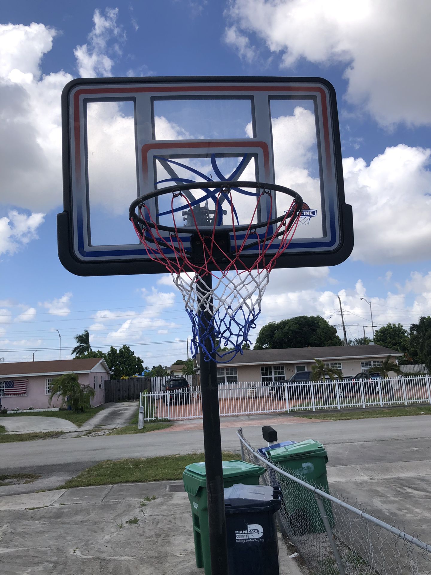 Basketball Hoop comes with ball return mount