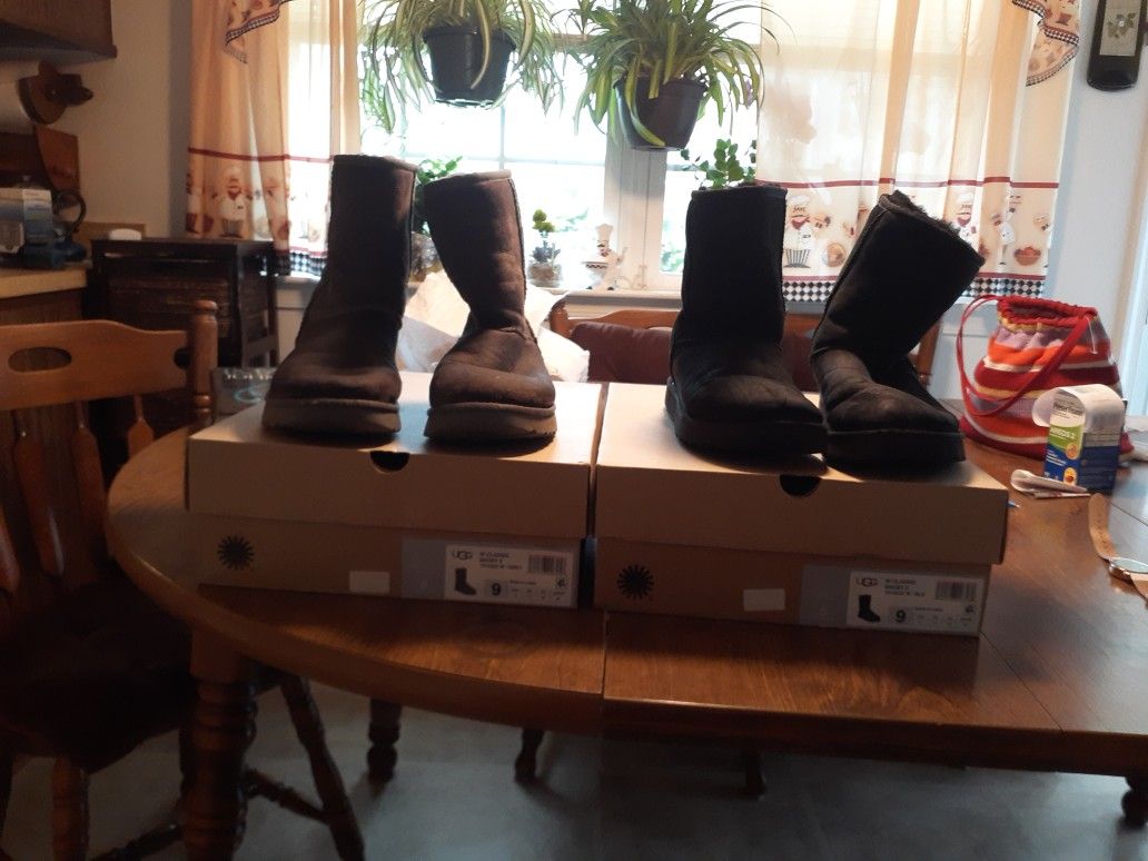 2 PAIR OF UGG W CLASSIC SHORT GREY BOOT AND BLACK BOOT $10 EACH. SIZE 9IZE 9