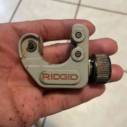 Pipe Cutter   Turn It And It Cuts  Perfect For Copper