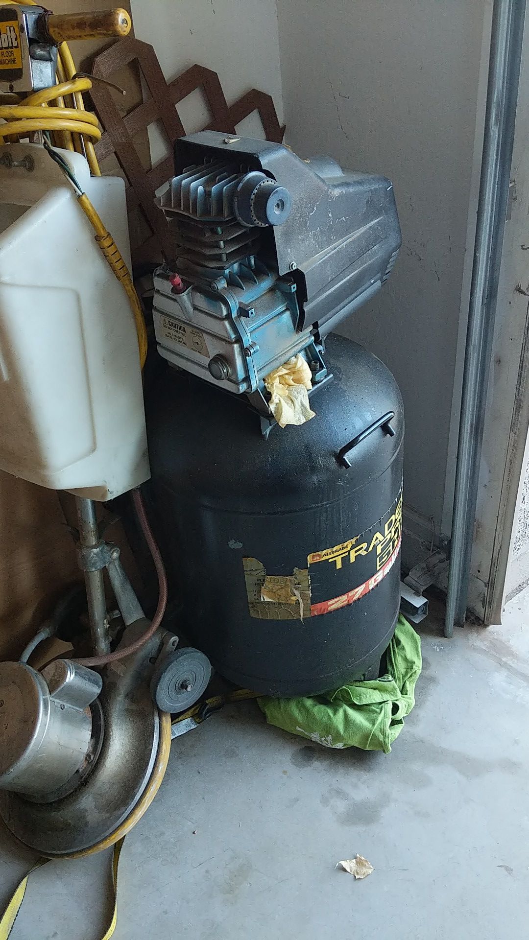 Trades pro 5 horsepower 27 gallon air compressor