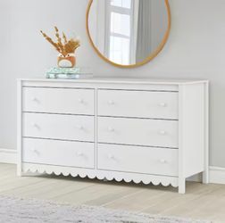 Hallityn White 6 Drawer 60.75 in. Dresser