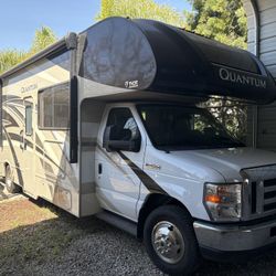 2019 Thor  Quantum Motor home 