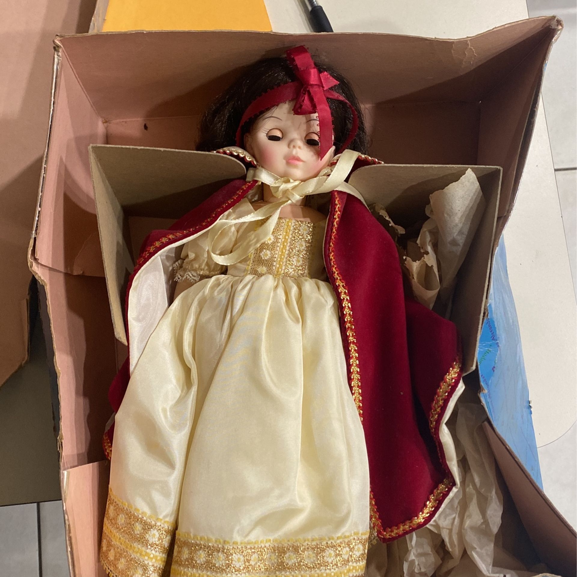 Snow white Madame Alexander Doll