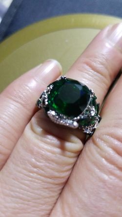 Gorgeous designer Emerald green engagement promises ring size 7.0