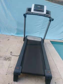 NORDICTRACK TREADMILL T 8.0 SPACE SAVER.