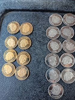 2012 Romney coin gold and silver in color