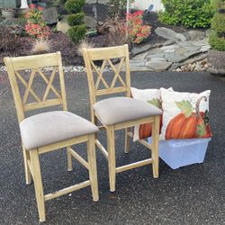 beautiful two high chairs and two cushions