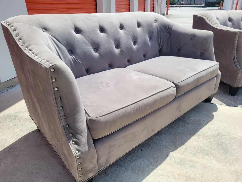 HAVERTYS MATCHING Tuffed/Studded Couch SetππFloorModelβ€οΈ70%OFF! Don't WaitππΌββοΈππ½SAVE NOW. OBO