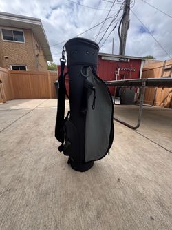 Golf bag comes with five golf clubs for free