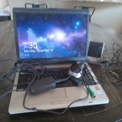Old Toshiba Laptop Wit Mouse And Speakers