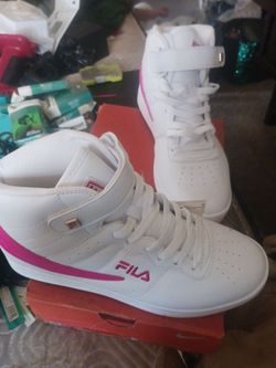 FILA ladies 9.5 x M white shoes