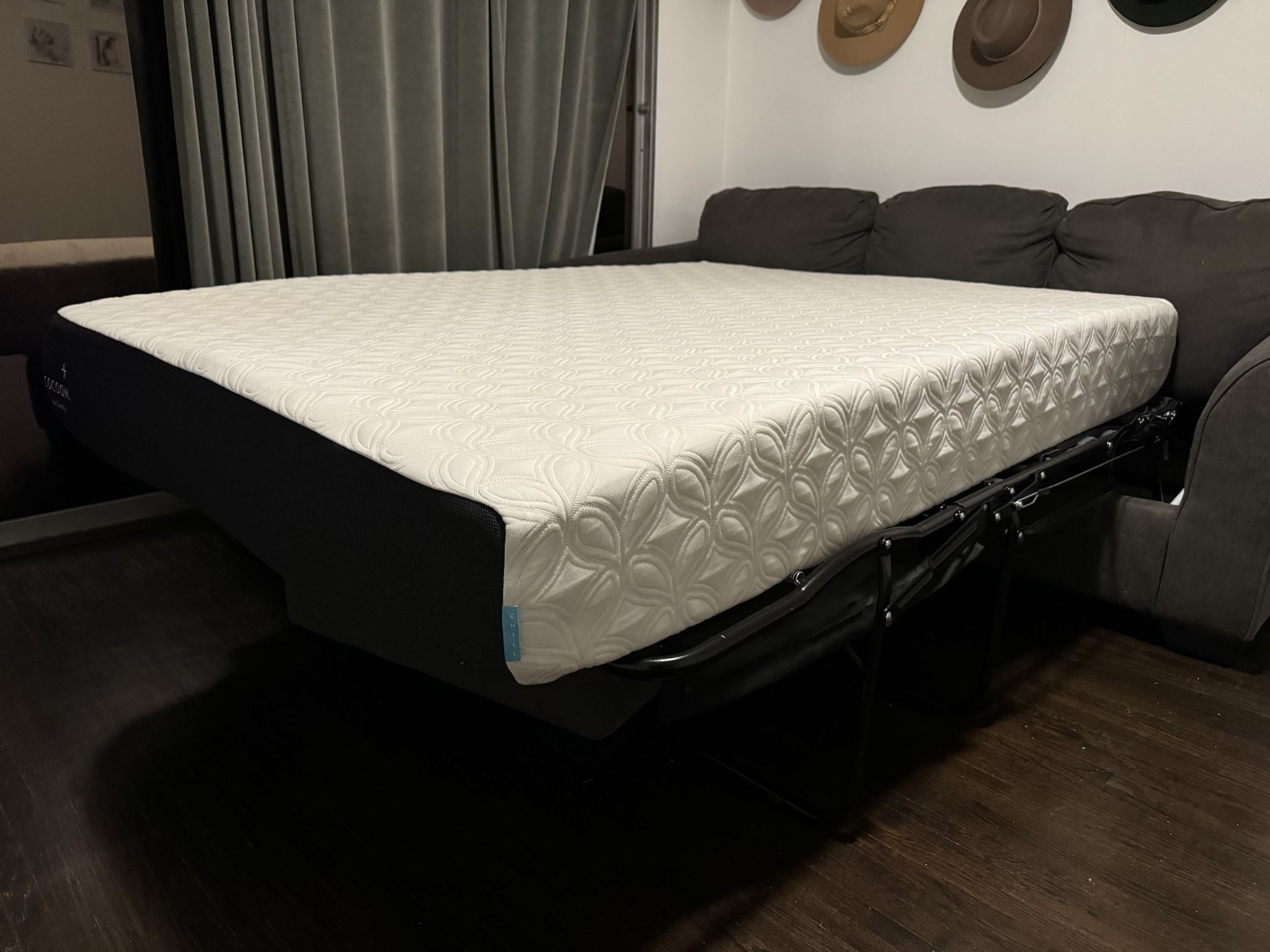 Like New Cocoon Chill Queen Size 10 Inch Memory Foam Mattress Sealy