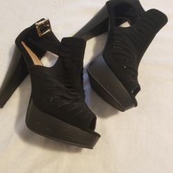 BLACK HIGH HEELS *** SIZE 7 CASH ONLY $15.00
