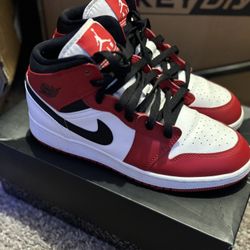 Air Jordan 1 Mid GS 'Chicago Black Toe'