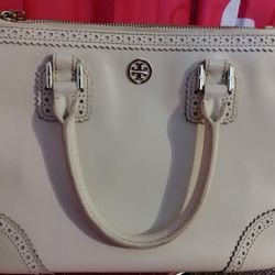✨ LUXURY DEAL – Almost New Tory Burch Cream Leather Tote! ✨
👜 Only $120 | Retail $498 + CA Tax
