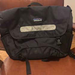 Patagonia Messanger Bag - black color