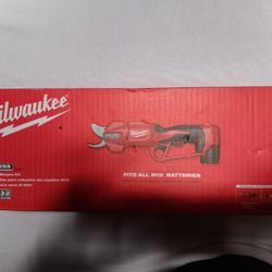 Milwaukee Brushless Pruning Shears Kit