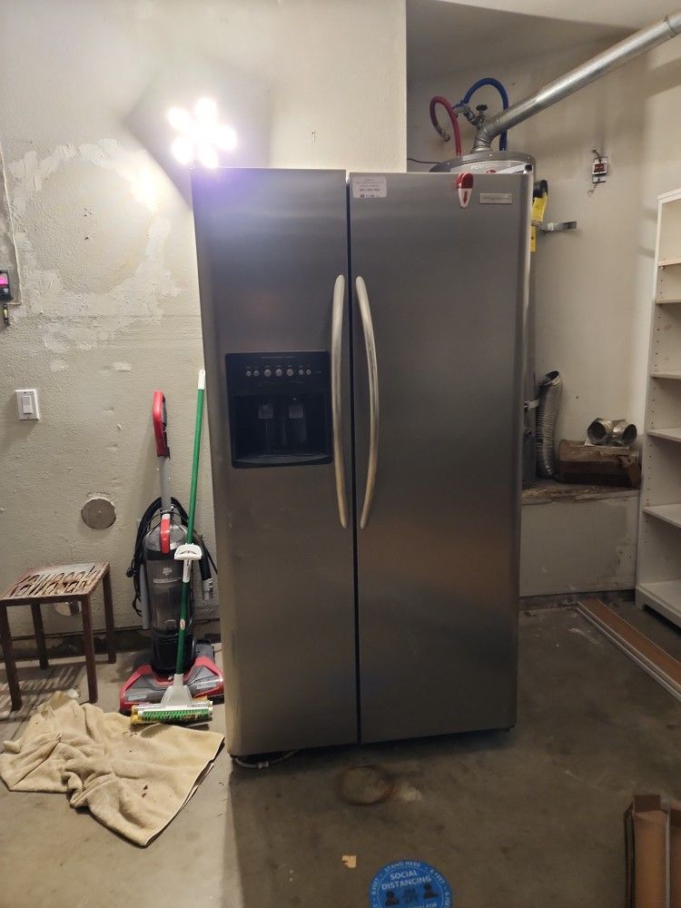 Frigidaire Dual Door Fridge With Ice Maker