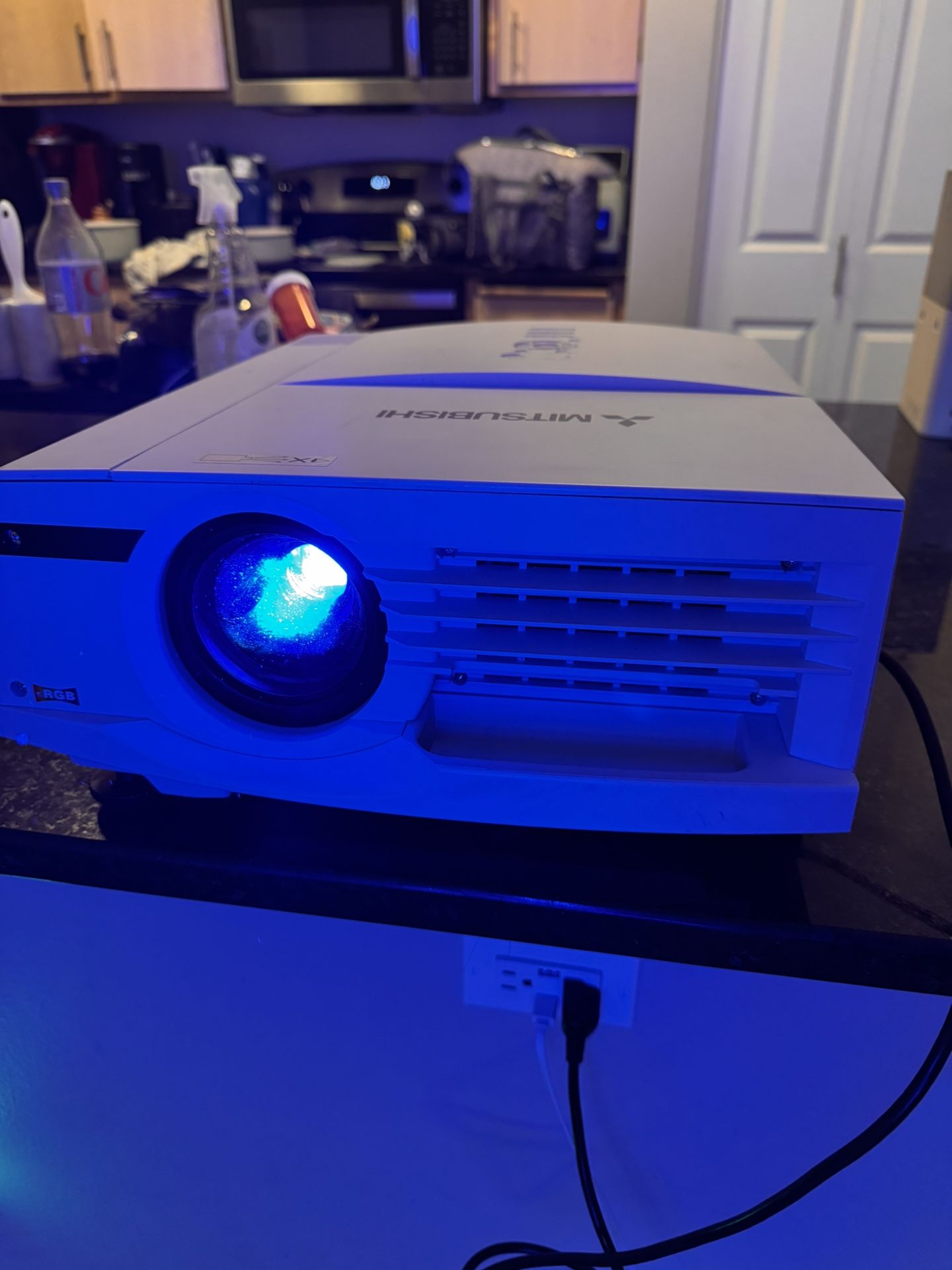 mitsubishi xl5950u Projector (with Free Projector Screen)
