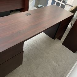 Office Desk / Chair And Mat