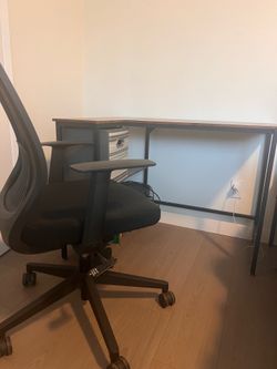 Computer desk L-shape (28,5-38,5 inches) with shelf and chair.