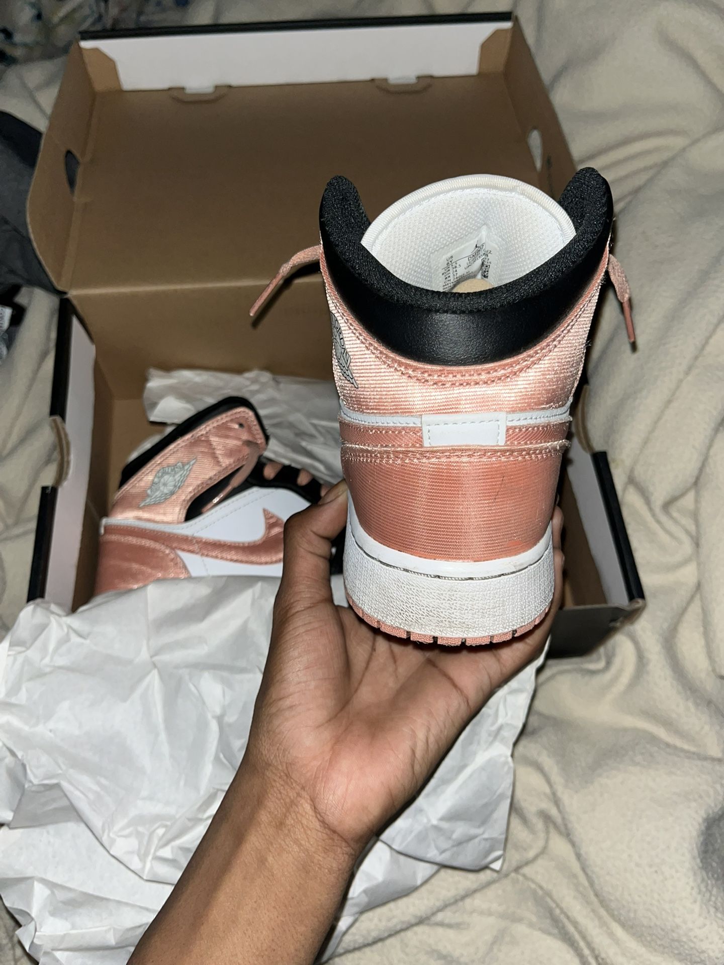 air jordan 1 mid (gs). white/lt madder root black. blanc/racine de garance pale