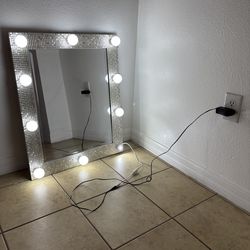 Make up show mirror with lamps