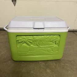 Rubbermaid Ice Chest/ Cooler 
