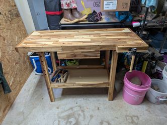 Woodworking table with vice