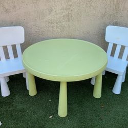 Children's table & 2 Chairs - indoor/outdoor - Delivery Available for a Fee - See My Other Items 😃