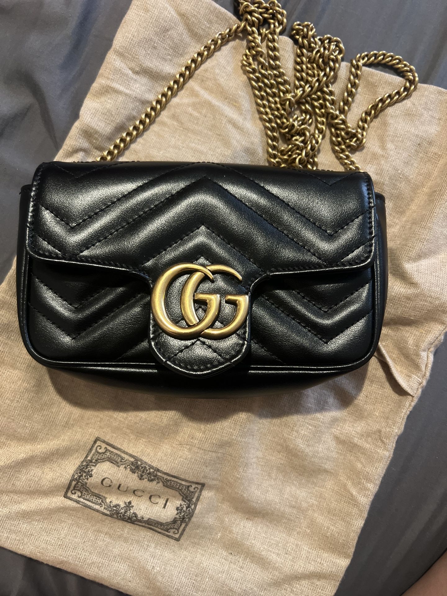 Gucci Small black leather bag With Gold Logo And Gold Chain Original