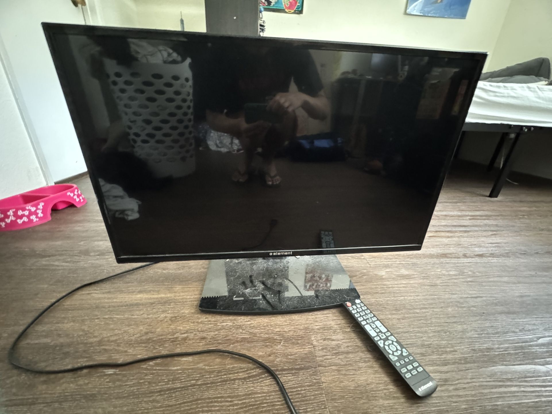24 In. Element TV w Remote