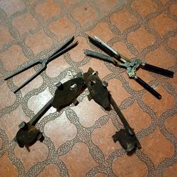 LOT:  Antique MPLS. MINN. Hair crimper, curling iron, and Ice skates