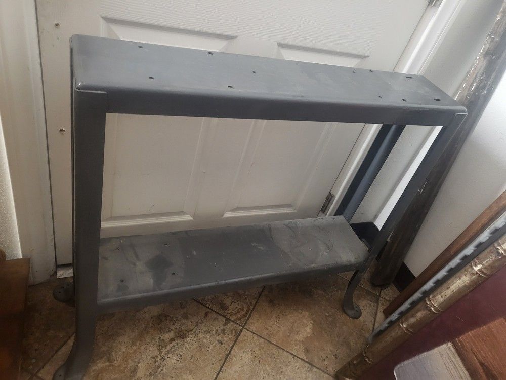 Delta Rockwell Metal Stand For 24