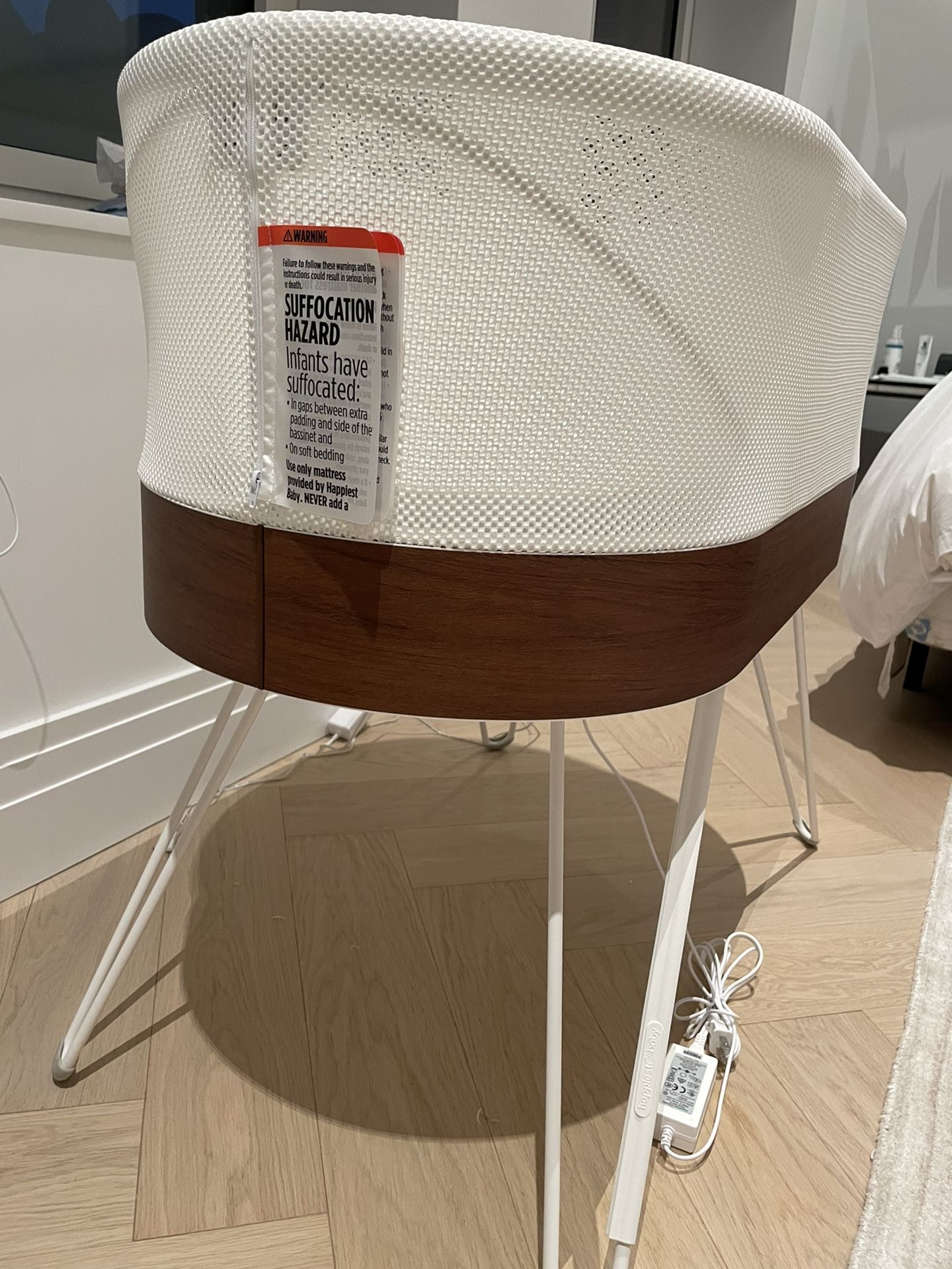 Barely Used SNOO Smart Sleeper Baby Bassinet for Sale in Middle