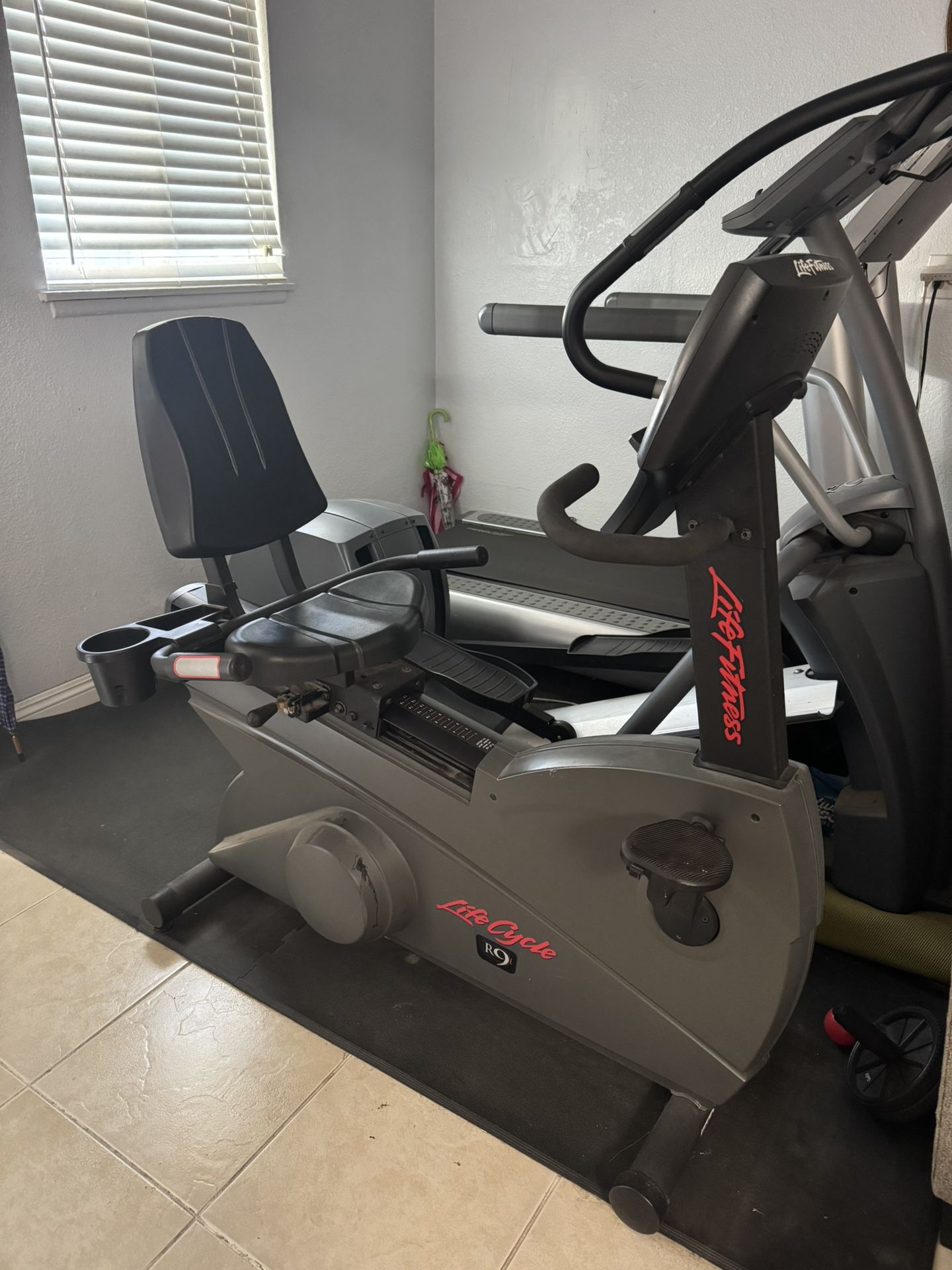 LifeFitness R9i Commercial Exercise Bike
