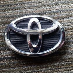 Camry Emblem 
