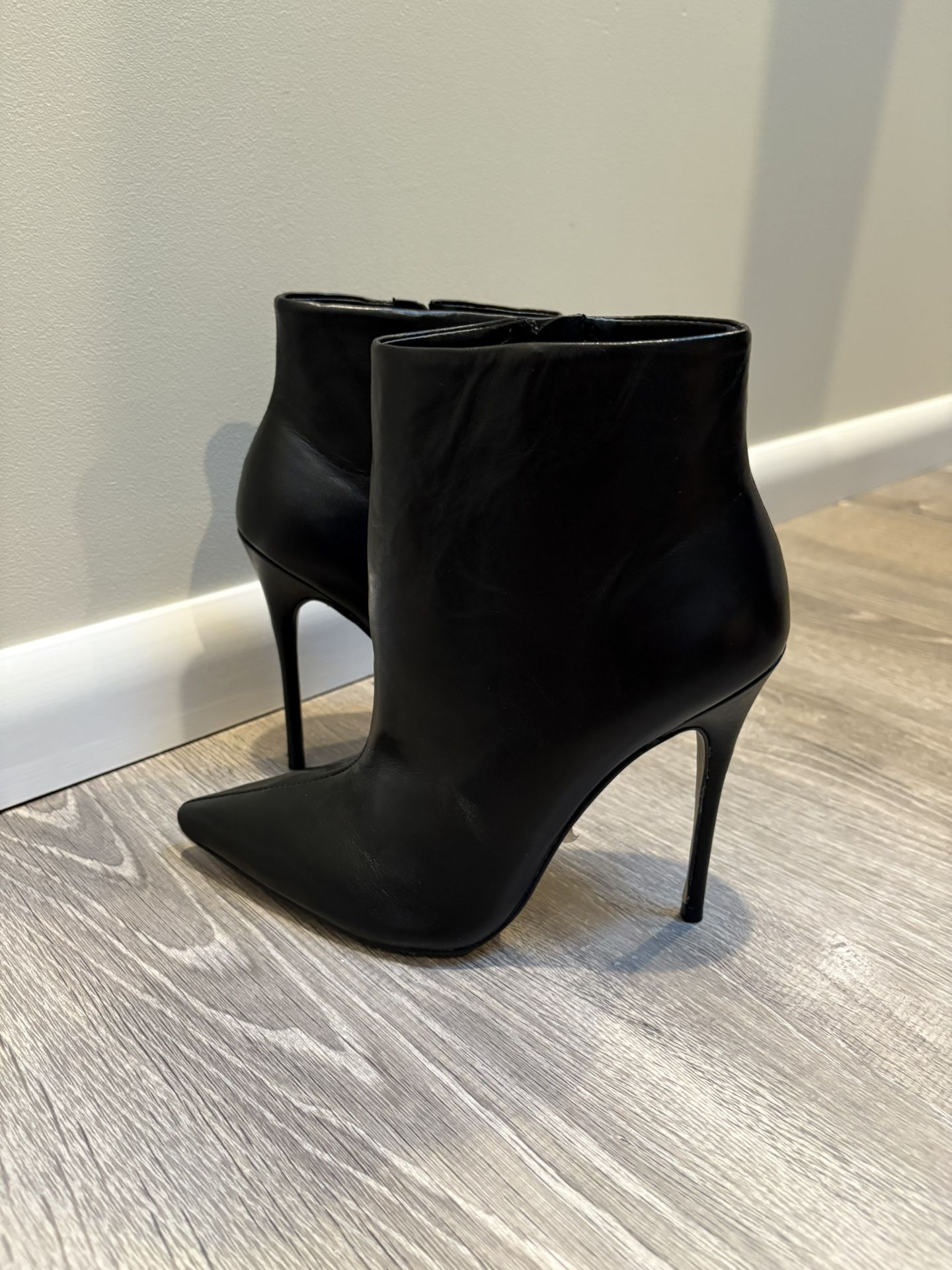 Saks Fifth Avenue New Leather Booties SZ 6