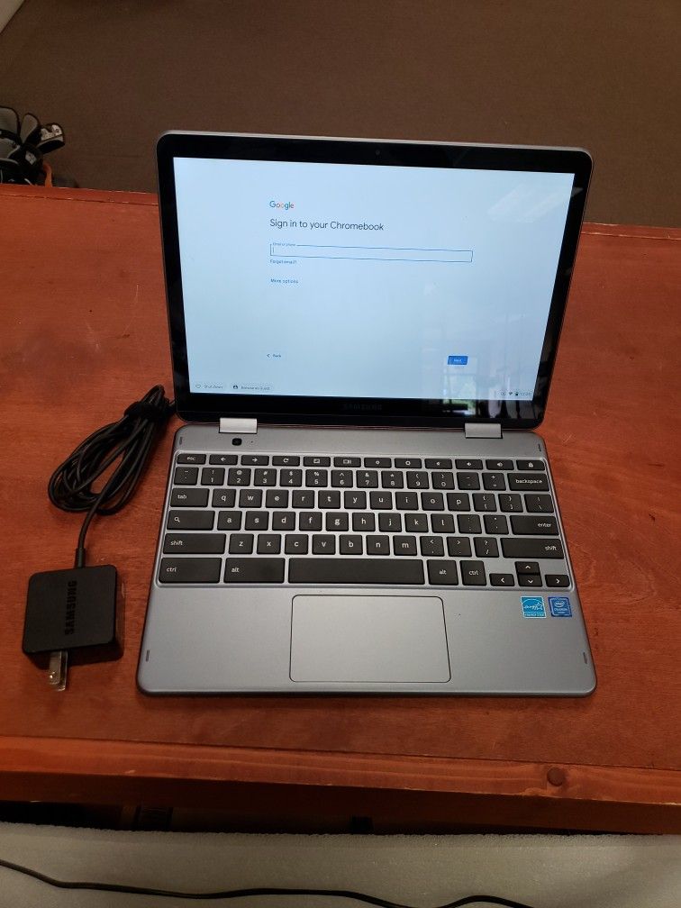 Samsung XE525QBB 2 In 1 Netbook Tablet With Charger