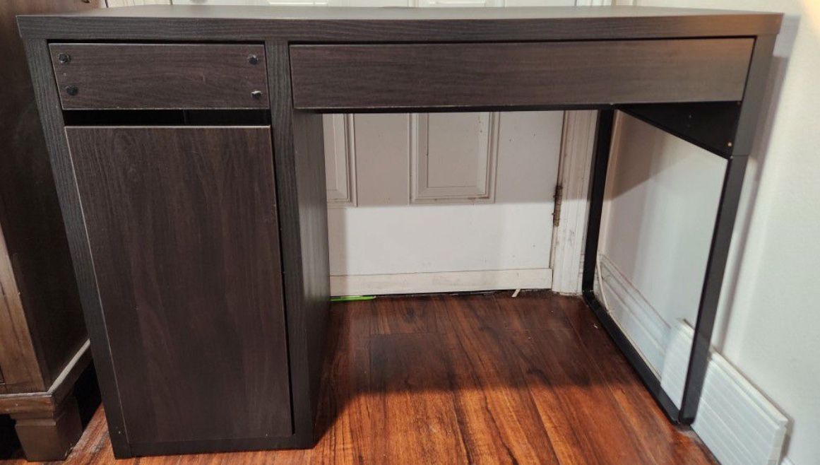 IKEA Computer Desk With Sliding Drawer And Side Drawers