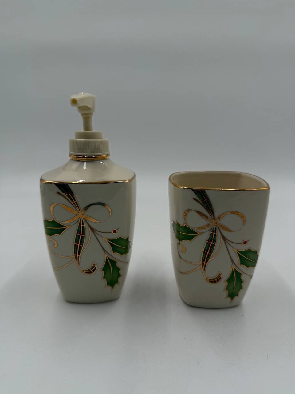 LENOX HOLIDAY NOUVEAU BATHROOM SOAP DISPENSER-TUMBLER Holly NEVER USED