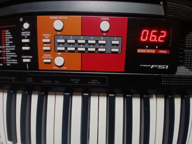 Yamaha PSR-F51 Synthesizer Keyboard