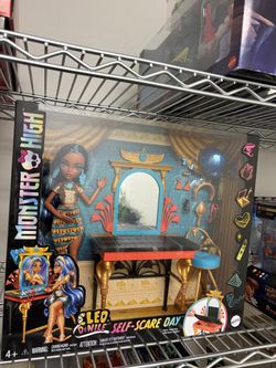 Monster High G3 Self-Scare Day Cleo DeNile Doll Vanity Set BRAND NEW